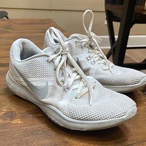 Nike Women's Flex TR8 White Running Shoes
